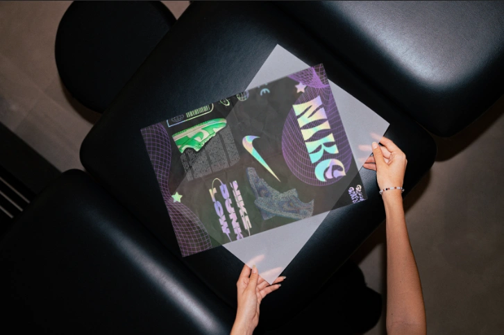 Mockup existant : affiche Nike tenue en main