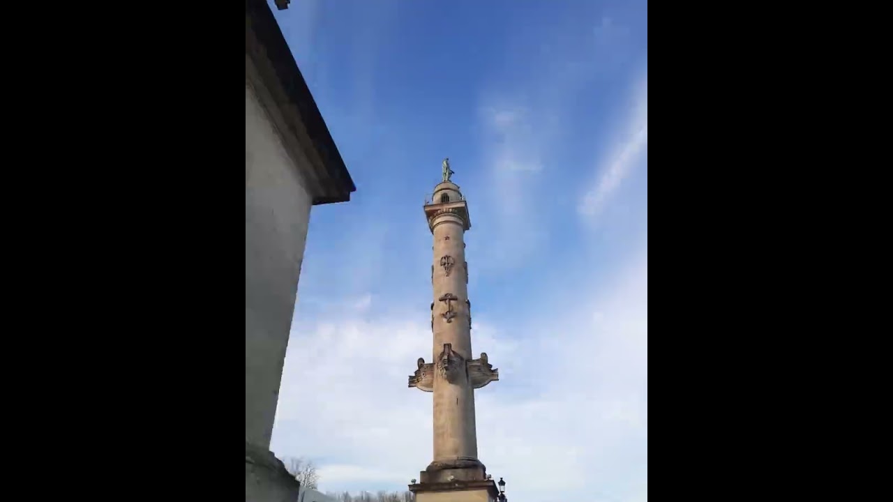 Hyperlapse : une colonne à Bordeaux vue en contre-plongée