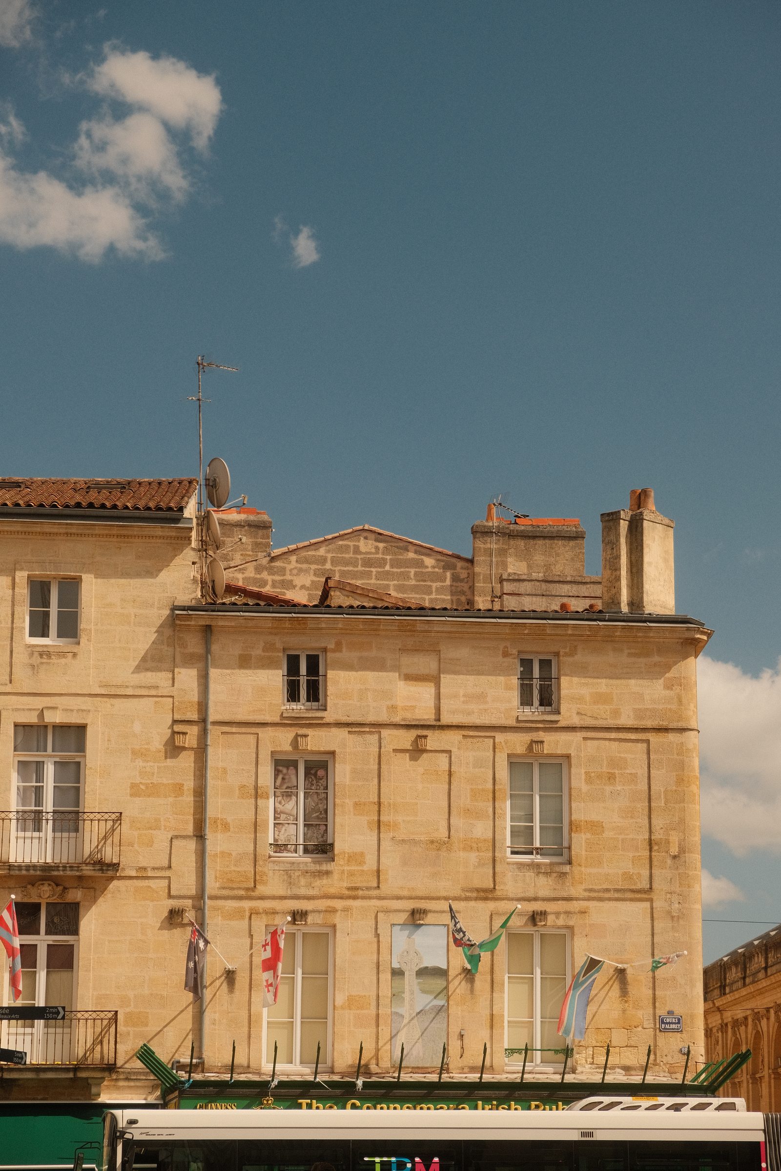 Des façades de pierre sous un ciel bleu