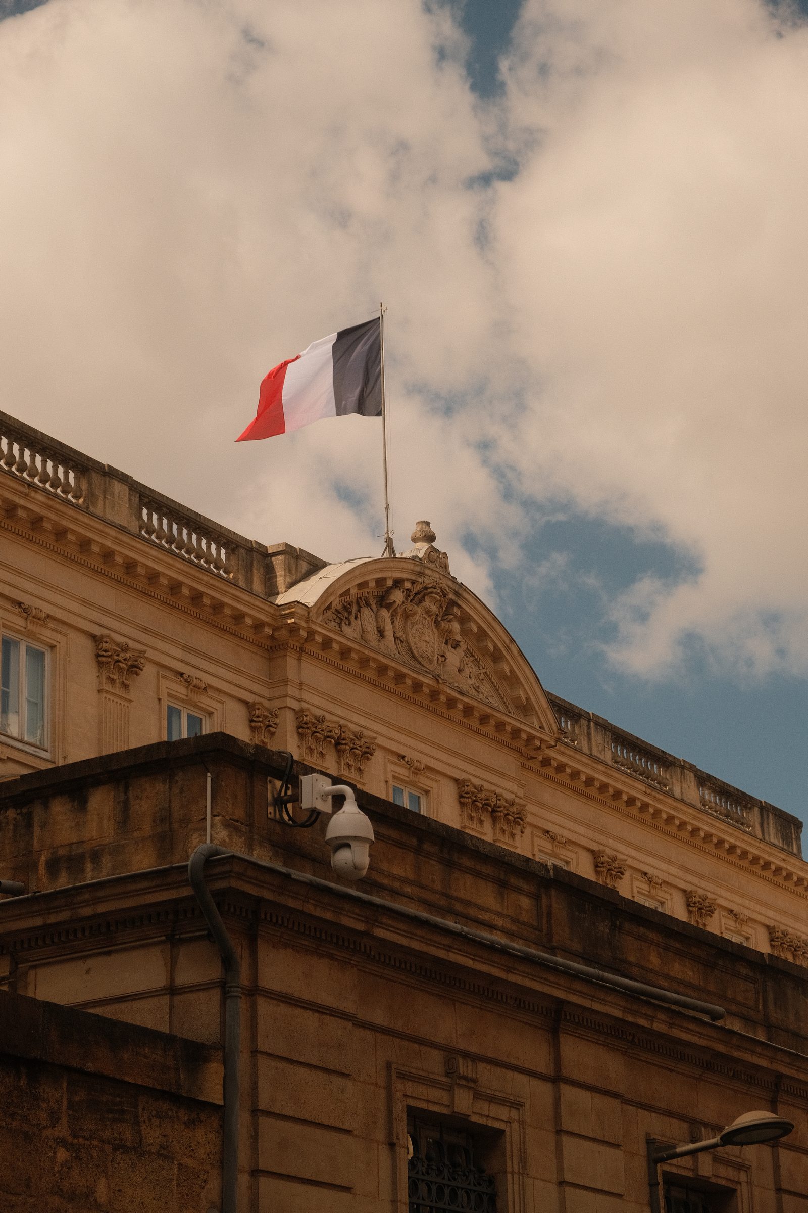 Un drapeau français au-dessus d’un édifice de pierre